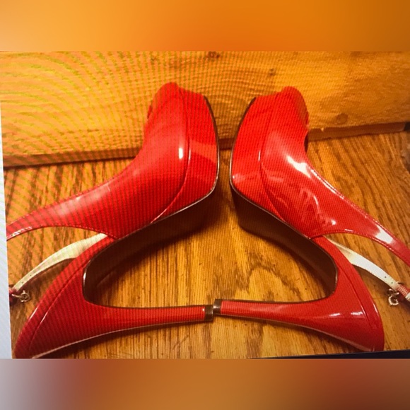 Women’s guess wglyrical3 heels size 7M red ankle strap - Picture 6 of 6